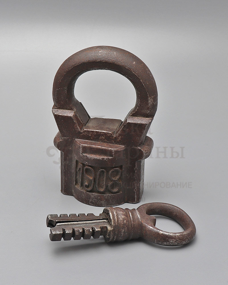 Амбарный навесной замок-годовик «1908» с вензелем «ЕТ», рабочий, Россия, 1908 г. Фото с нашего сайта dvaveka.ru
