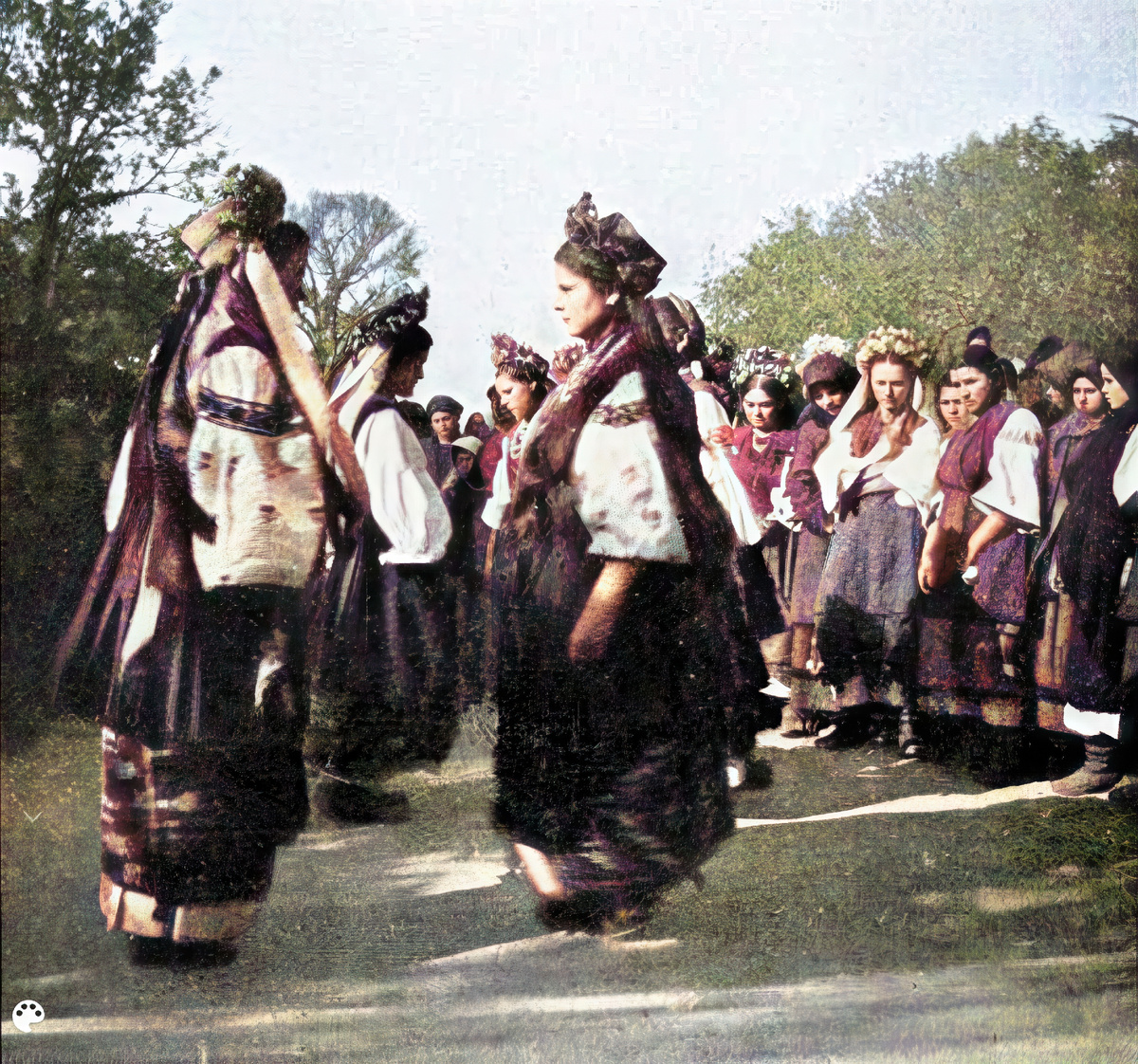 1897 год - Екатеринославская губерния. Село Котовка. Танцующие малороссиянки