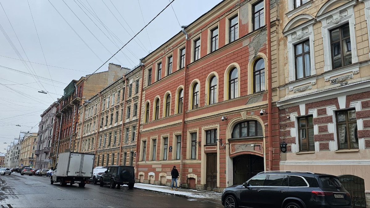 Задолго до Путина, а именно в 1838 г., в деревянном строении, стоящем на месте этого дома
№12, жил поэт Кольцов, а в 1882-1890 – критик Стасов. Фото: Мир Квартир