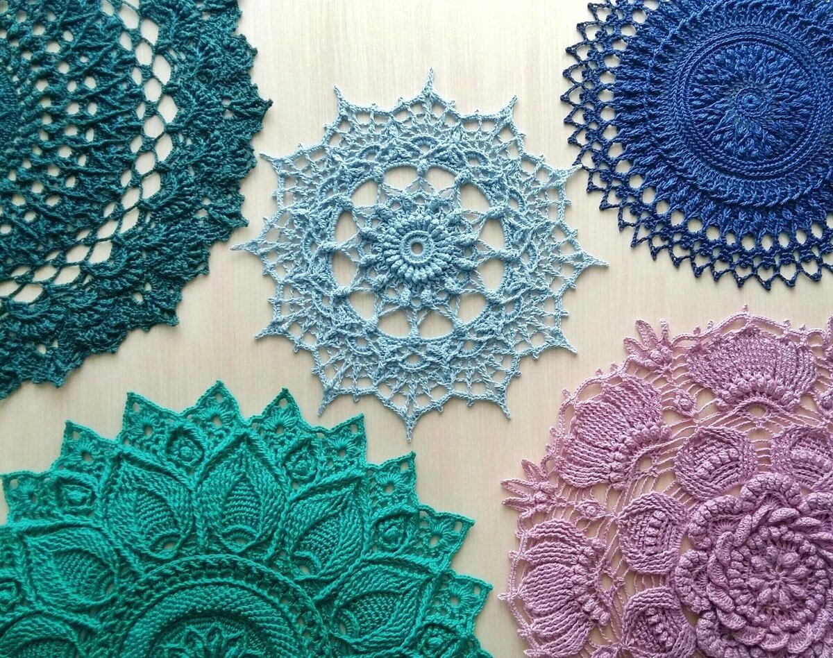 Мои первые рельефные салфетки были для меня как звёзды во Вселенной :) Вязала их по доступным схемам от изветных рукодельниц. 