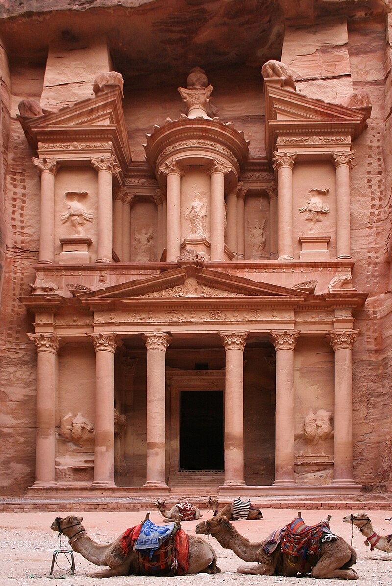 Al Khazneh, Petra, Jordan. Авторство: Al_Khazneh_Petra.jpg: Graham Racher from London, UKderivative work: MrPanyGoff. Al_Khazneh_Petra.jpg, CC BY-SA 2.0, https://commons.wikimedia.org/w/index.php?curid=14686572 Изменений не вносилось