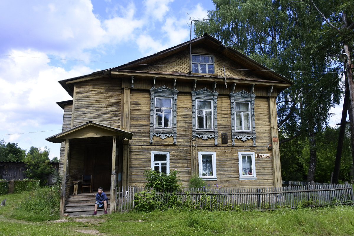 Внушительный деревянный дом, перевезённый из зоны затопления, в центре Весьегонска. 