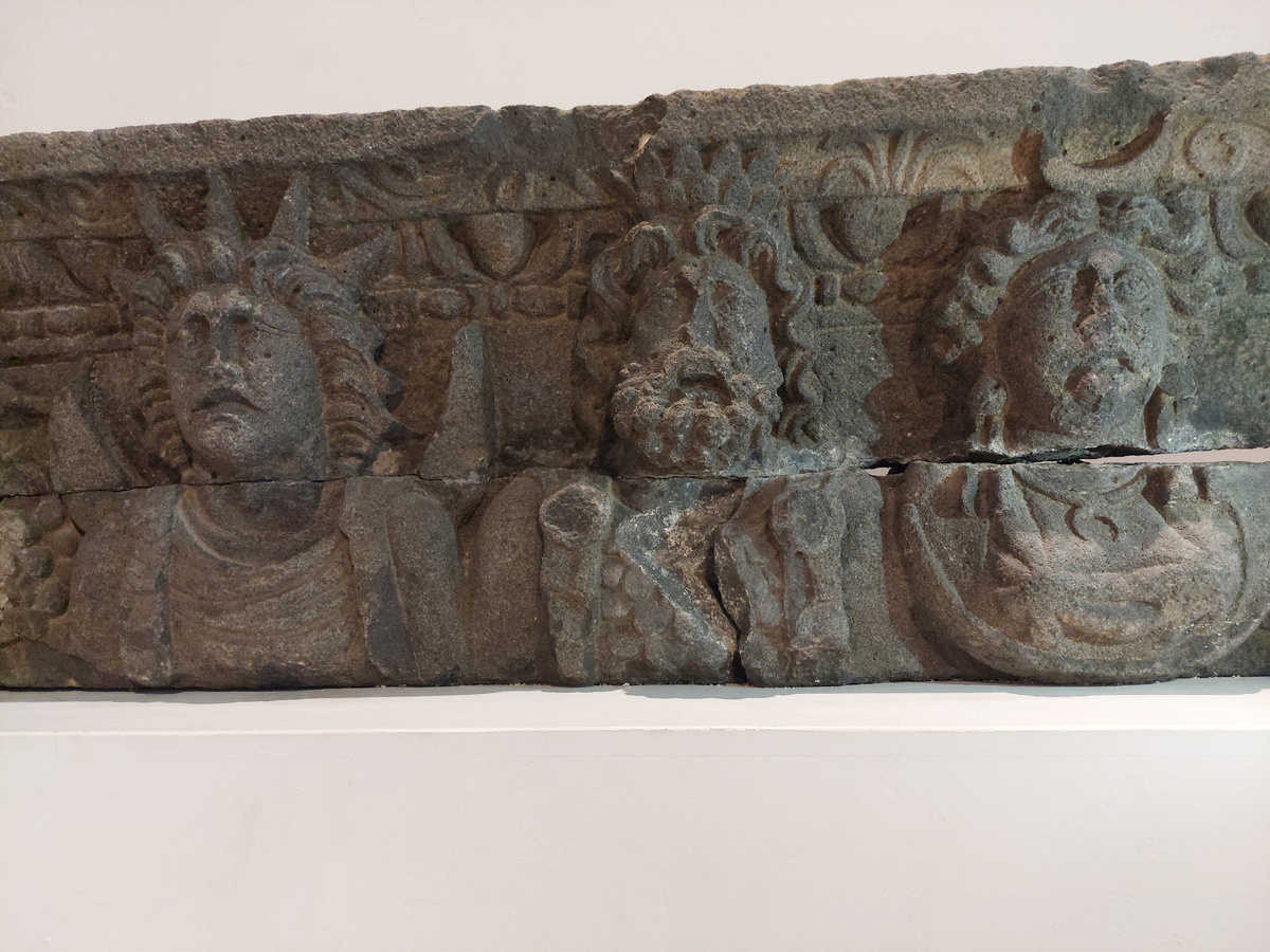 Барельеф из города Кацрин, Израиль. Хозяйка -ясный месяц, сын солнце 