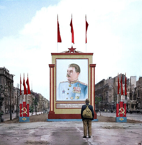Берлин осень 1945 года. Ошалевший, вернувшийся из плена немец смотрит на портрет генералиссимуса Советского Союза И.В. Сталина на Унтер-ден-Линден аллее. В 1941 году он был уверен, что портреты Гитлера будут висеть на улицах Москвы. /фото реставрировано мной, изображение взято из открытых источников/