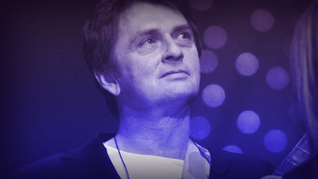 Он поднялся вместе с будущим британским миллиардером, его музыка ...