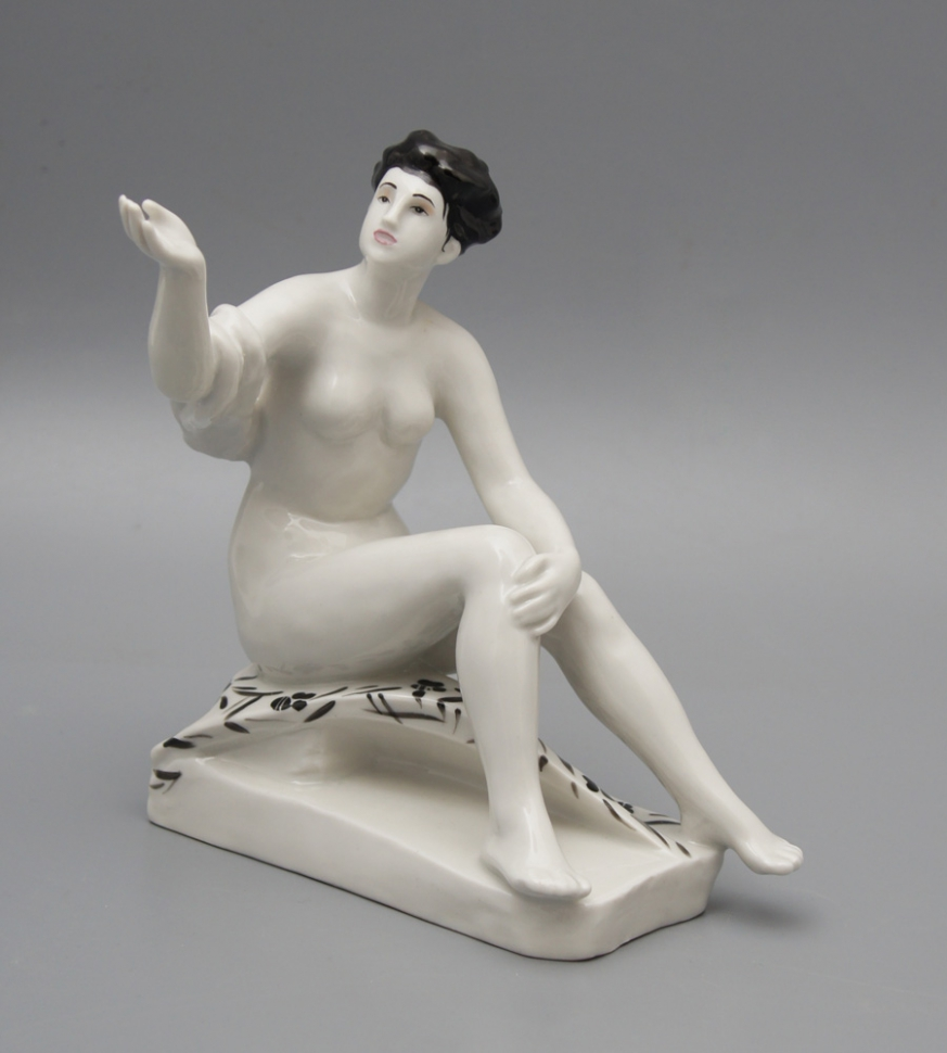Статуэтка «Обнаженная с полотенцем», ЛФЗ, 1950-60 гг., скульптор Гендельман Е. А.,​ фарфор. Фото с нашего сайта dvaveka.ru