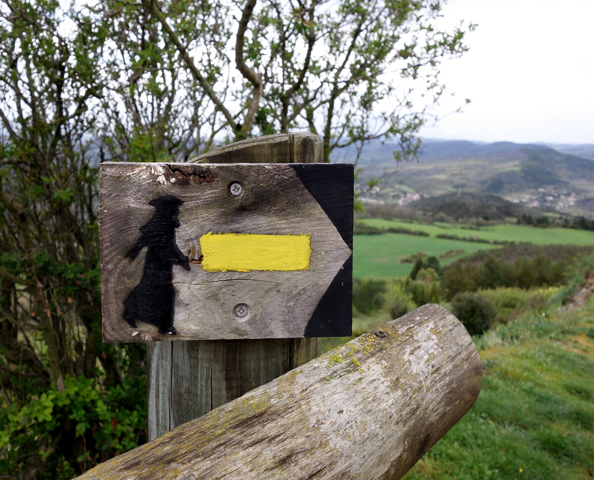 Указатель на тропе Соньера - мы на полпути к сокровищам! Все фото автора.