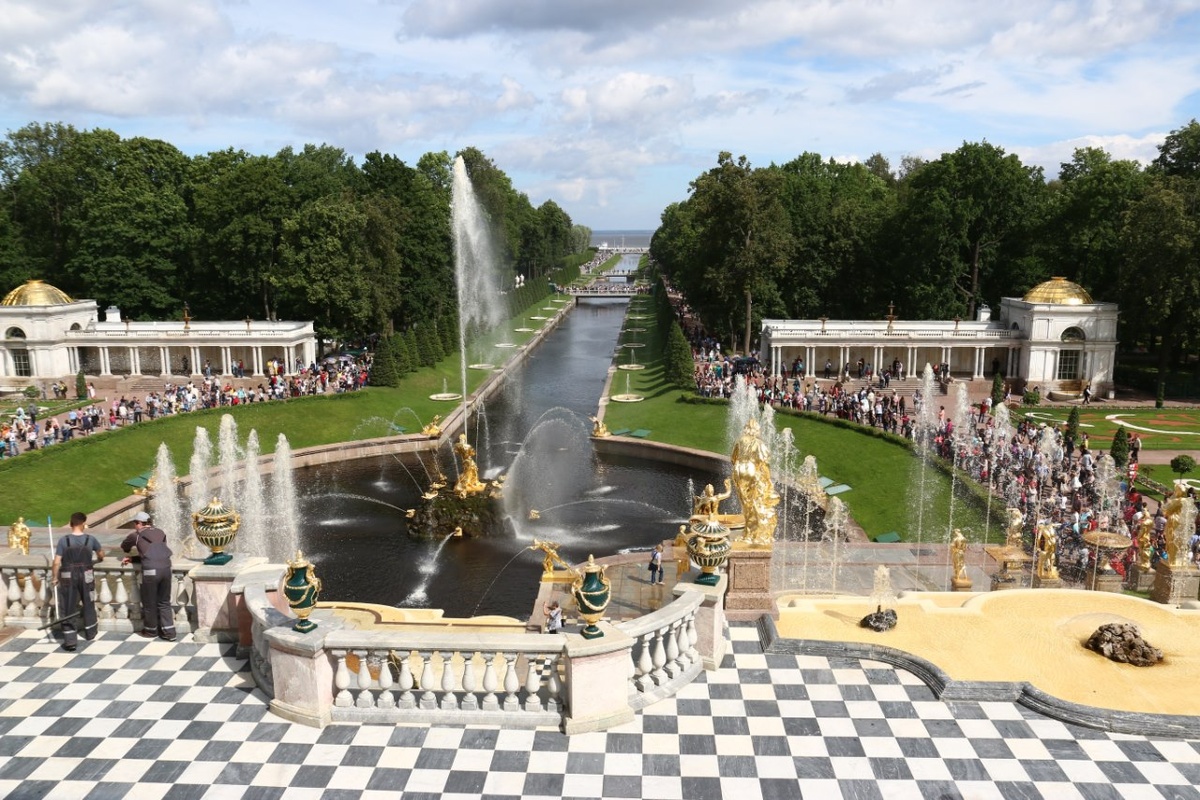 «Петергоф» часто ассоциируется с музеем-заповедником с каскадом фонтанов и позолоченными скульптурами. Фото: Мир Квартир