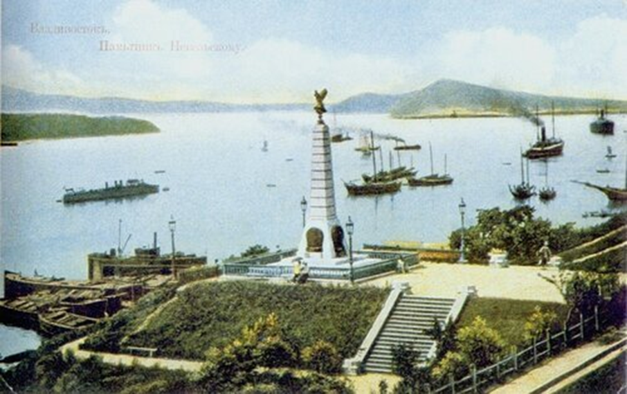 1897, 26 октября (7 ноября) - Во Владивостоке на берегу бухты Золотой Рог установлен гранитный обелиск, увенчанный земным шаром и орлом, — дань признательности мореплавателю Г. И. Невельскому.