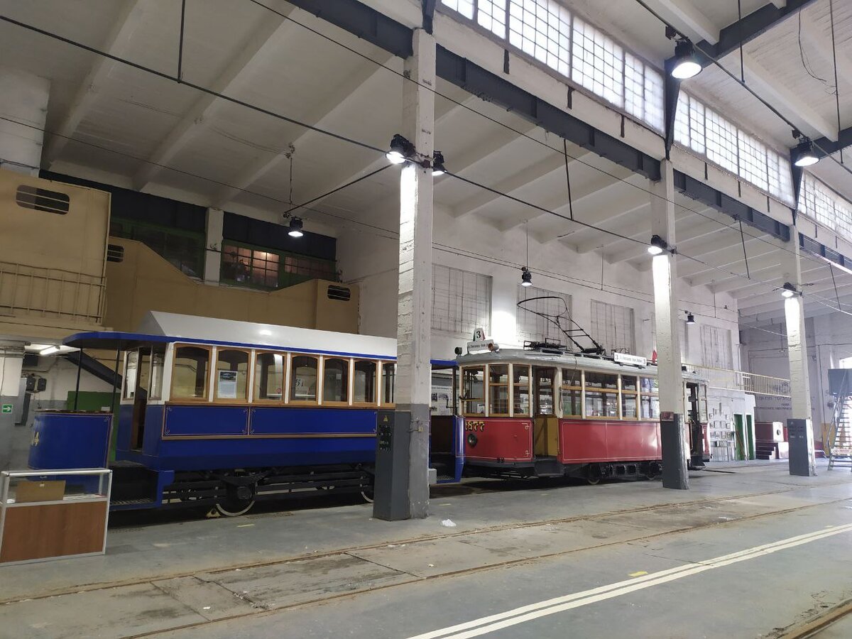 На фото - экспозиция Петербургского музея электрического транспорта. Синий вагон - конка, красный - первый электрический трамвай, курсировавший по улицам Северной столицы