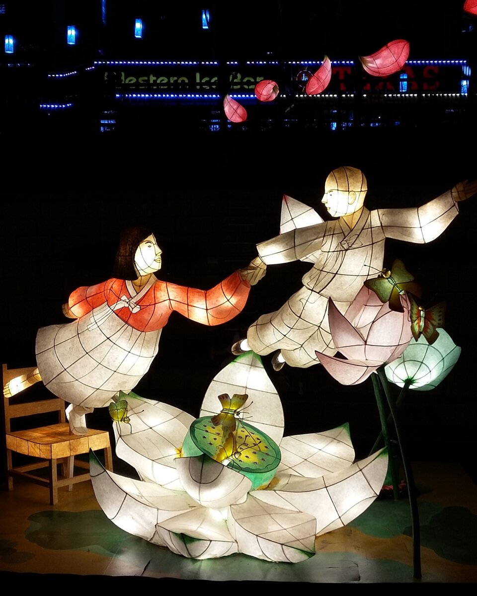 Подсвеченные изнутри фигуры в русле искусственной реки. Сеул, Южная Корея