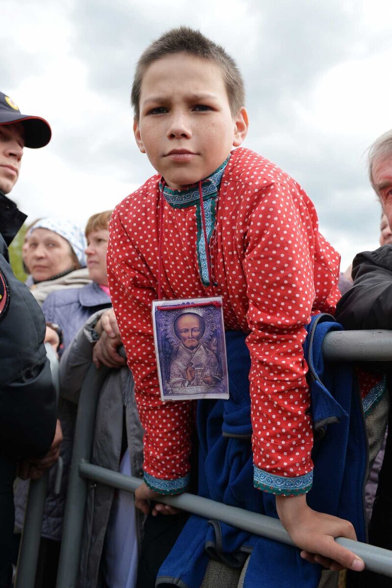 Святого Николая любят все - от мала до велика! Источникhttps://foto.patriarchia.ru/news/patriarshiy-vizit-v-vyatskuyu-mitropoliyu-velikoretskiy-krestnyy-khod-liturgiya-na-beregu-r-velikoy/