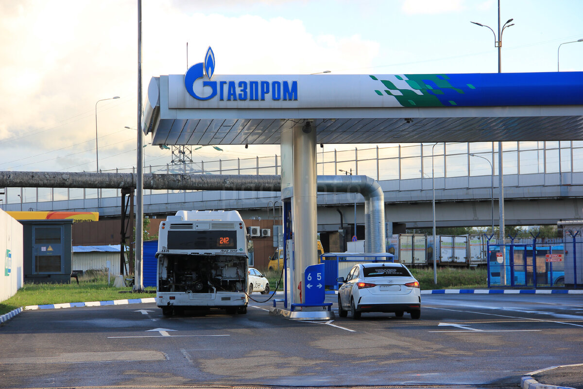 Заправка метаном автобуса на АГНКС. Фото: pagz.info