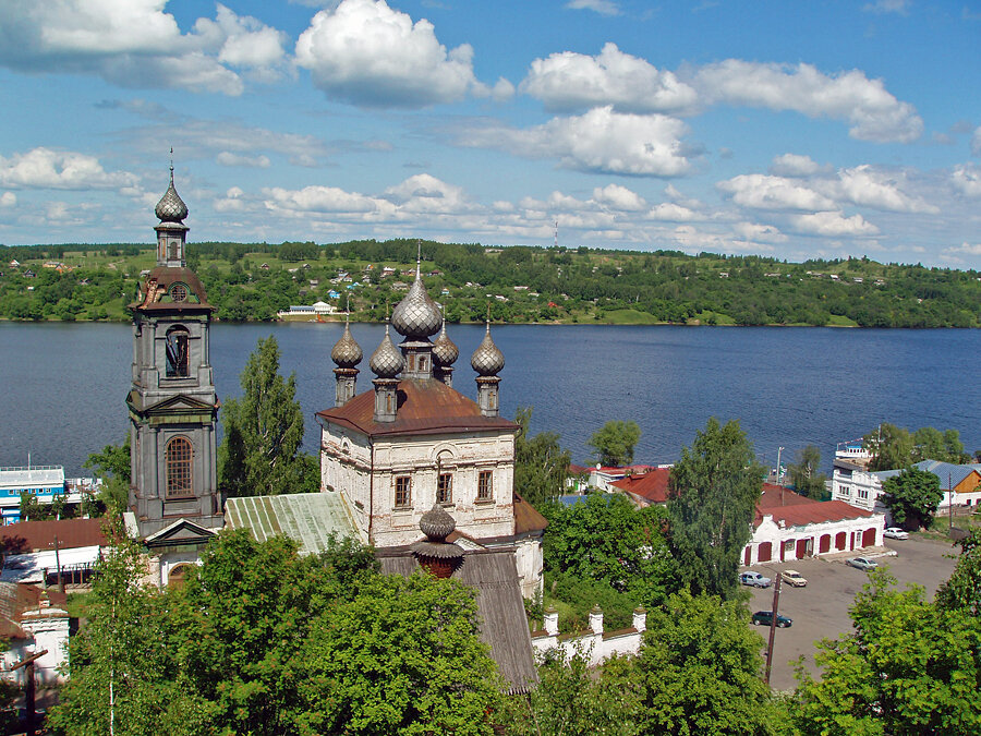 Вид на Воскресенскую церковь и городскую площадь с Соборной горы. Фото 2006 г.
