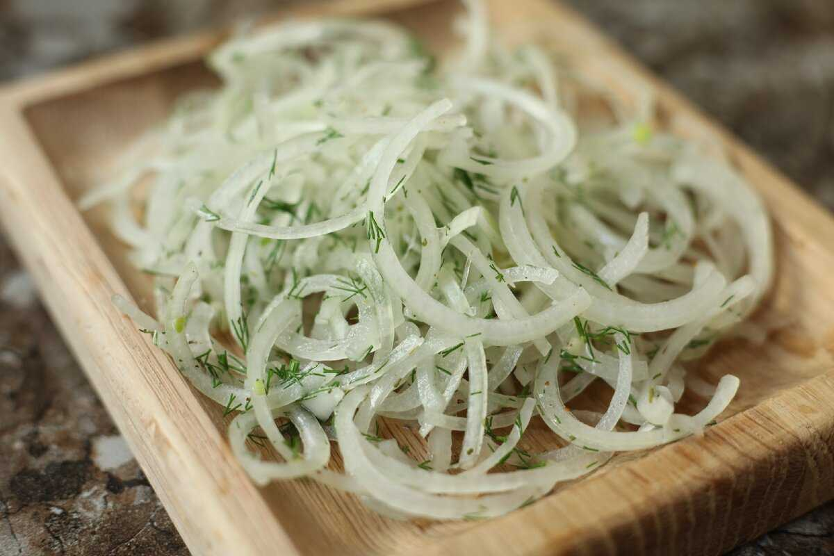 Маринованный лук с уксусом. Маринованный лук к шашлыку. Шашлык с луком. Маринованный лук в уксусе к шашлыку с укропом. Маринованный лучок для шашлыка.