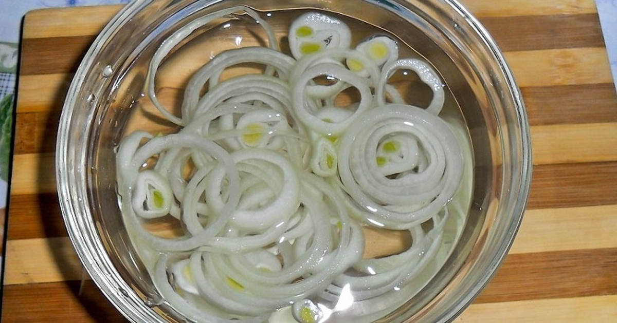 Лук с уксусом и водой. Луковый салат. Салат с луком и уксусом.