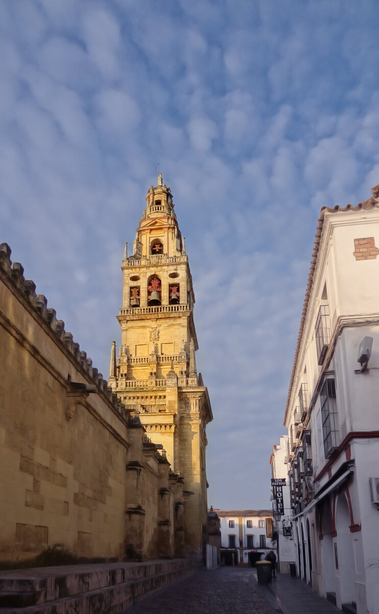 Бывший минарет, а ныне колокольня.