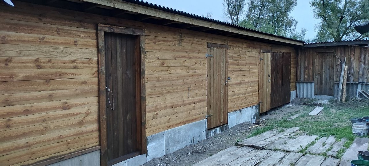 Навес превратился в полноценный хозблок. Фото автора