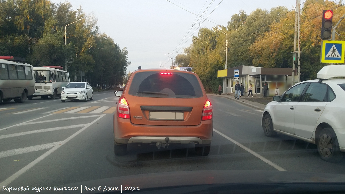 Версия LADA Granta с повышенным дорожным просветом периодически мелькает на дорогах нашего города. Автор фотографии kua1102