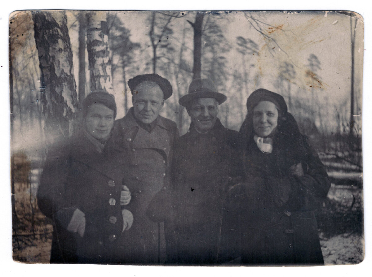 А.П. Гайдар (второй слева)  с  женой Дорой Матвеевной  Чернышовой (крайняя  слева)  и  со знакомыми. Москва, санаторий «Сокольники», 1939  или 1941 год.  На обороте  написано «Хорошему писателю от плохого фотографа»https://klin-museum.ru/2024/05/05/аркадий-петрович-гайдар-виртуальная/