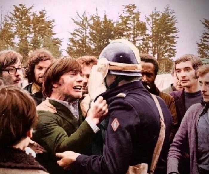 Встреча друзей детства, оказавшихся по разные стороны баррикад.