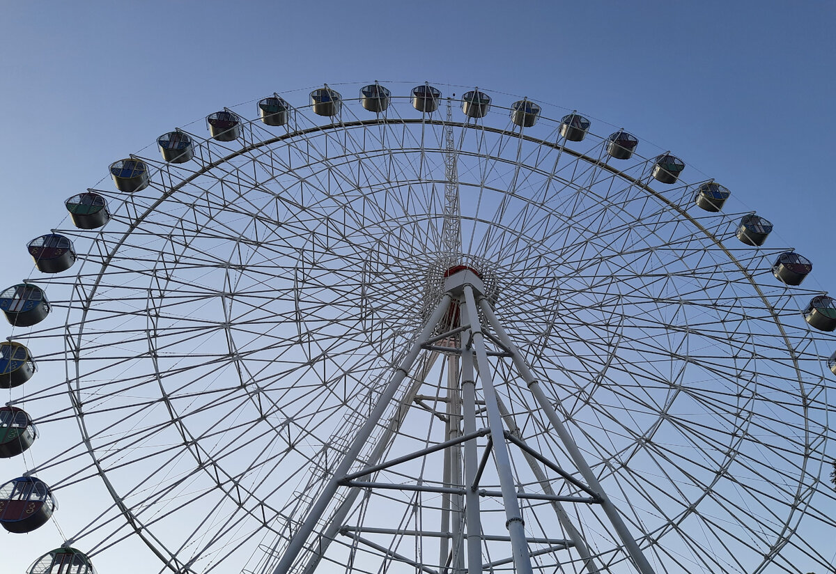 Колесо обозрения в Краснодаре в парке Городской сад