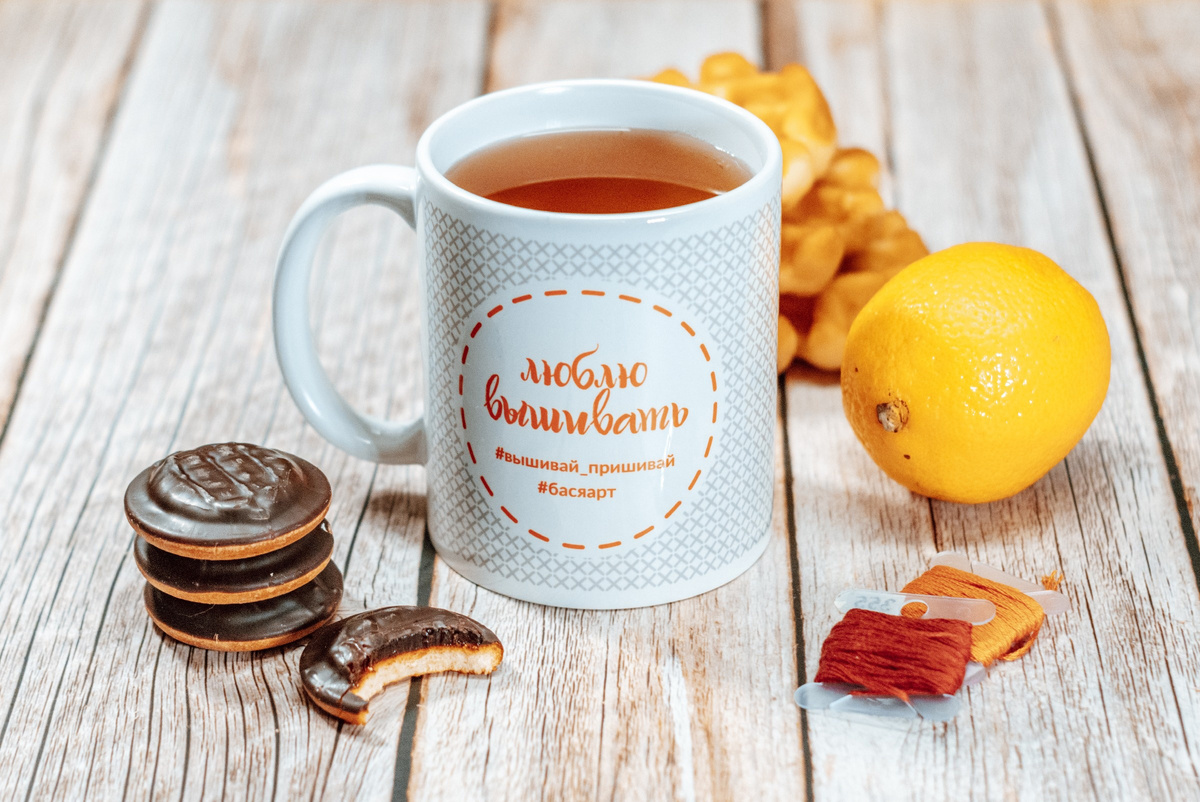 Вот такую классную кружечку может получить каждая заядлая вышивальщица. Фото автора.