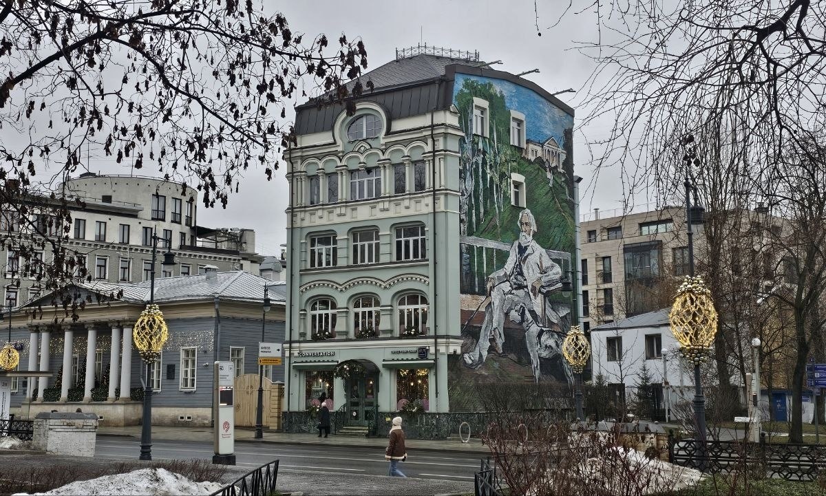 Граффити на Остоженке на тему самого известного потрета писателя. Фото: Мир Квартир