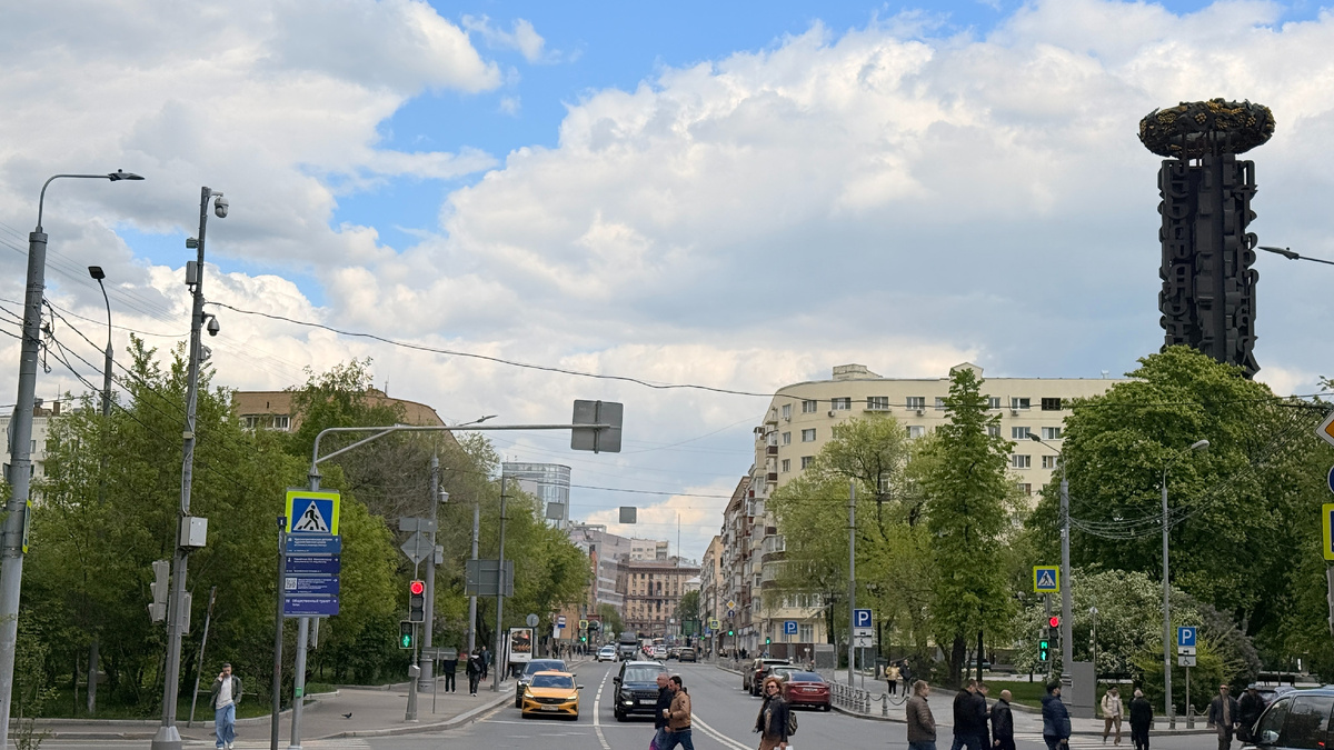 Справа – монумент «Дружба навеки». Фото: Мир Квартир