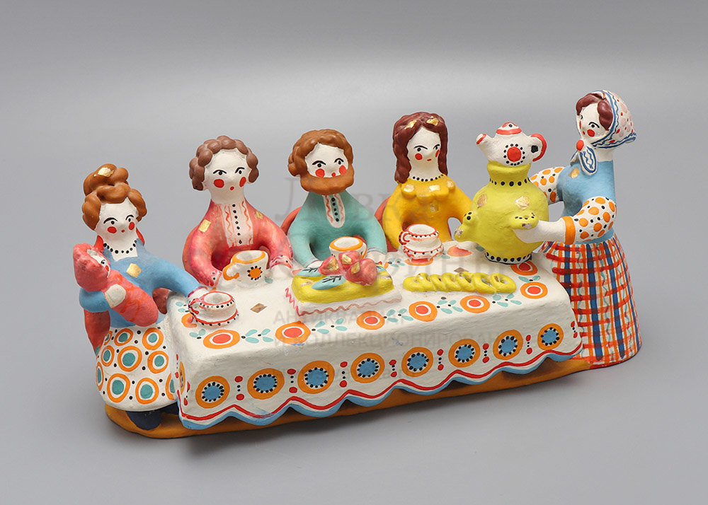 Дымковская игрушка, композиция «Застолье», автор Лобанова Г. И., глина, Кировские ХПМ ХФ, 1960-70 гг. Фото с нашего сайта dvaveka.ru