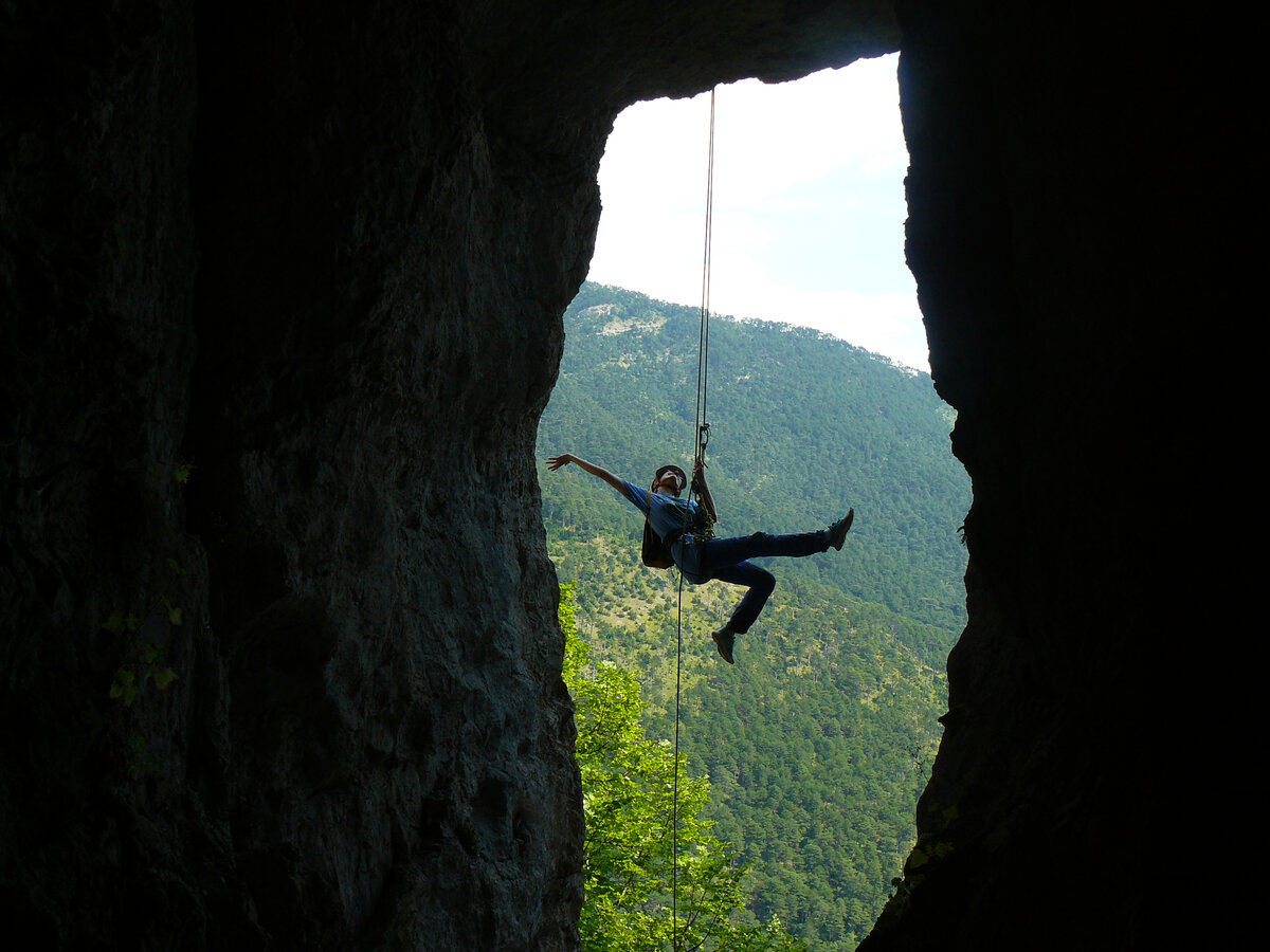 Спуск в Ставрикайскую пещеру днем