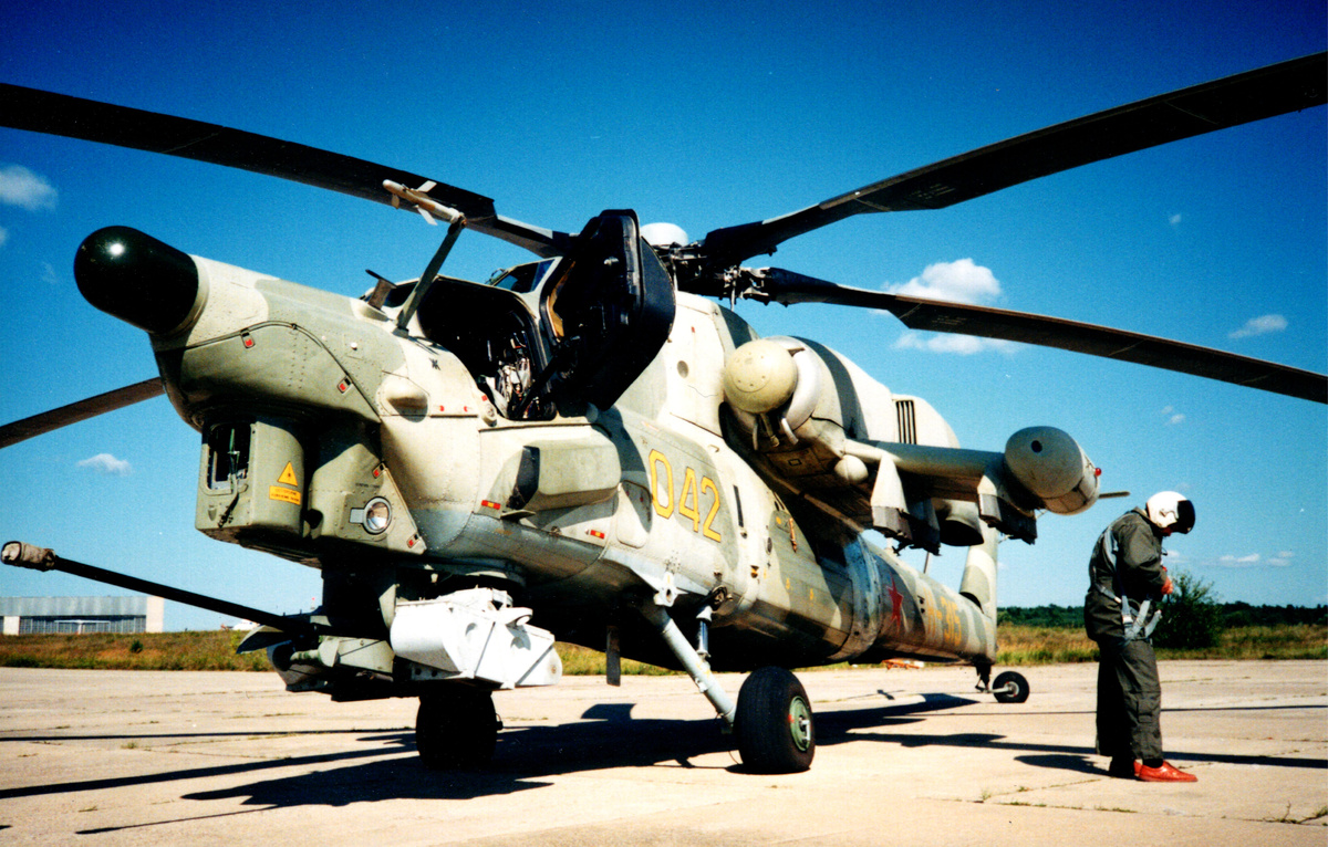 Четвертый опытный образец боевого вертолета Миль Ми-28 готовится к показательному полету на выставке МАКС-97. Фото: С.Г. Мороз