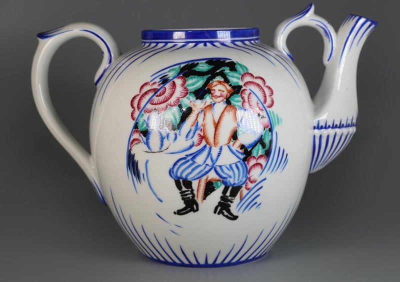 Чайник доливной. 1923 (?). Дулёво. Высота с крышкой 21,5 см. Государственный музей керамики в Кусково / ГМК КП 28082/1. Госкаталог: 60312467. 