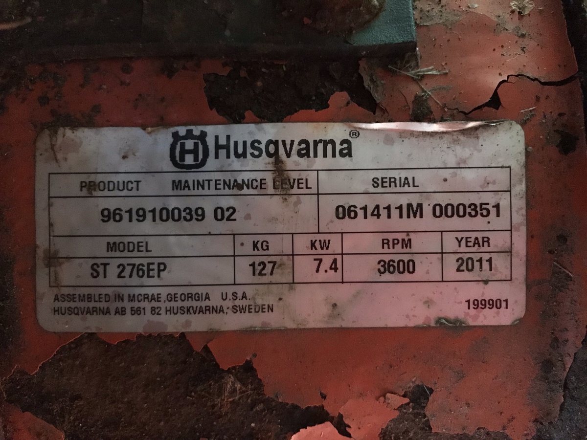 Идентификационная табличка снегоотбрасывателя. Фото Тищенко Василий.