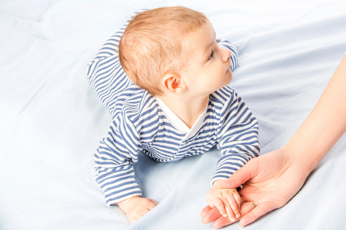 Новорожденного лучше одевать в "домашнюю" одежду, а не ту, что дают в роддоме