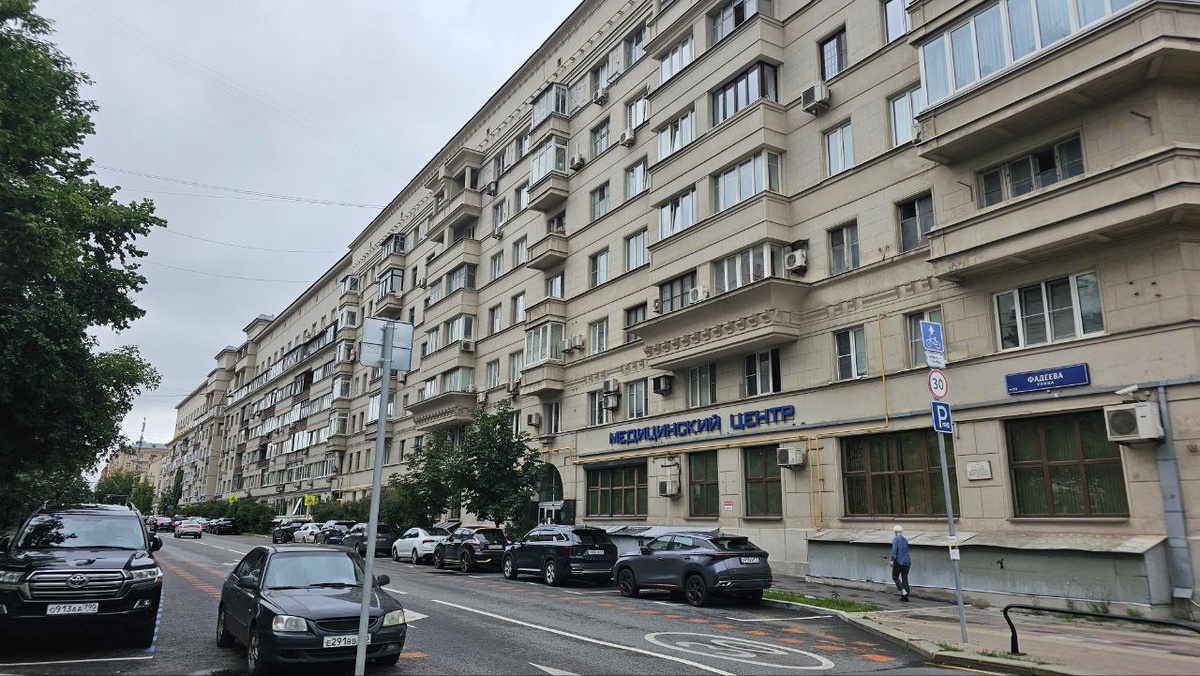 Конструктивизм пополам со сталинским ампиром. Фото: Мир Квартир