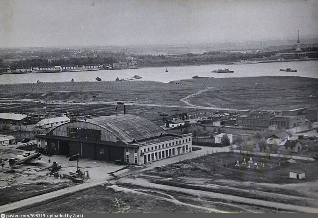 Захарковский аэродром. Этот ангар простоял до 2010 года. Фото: pastvu.com