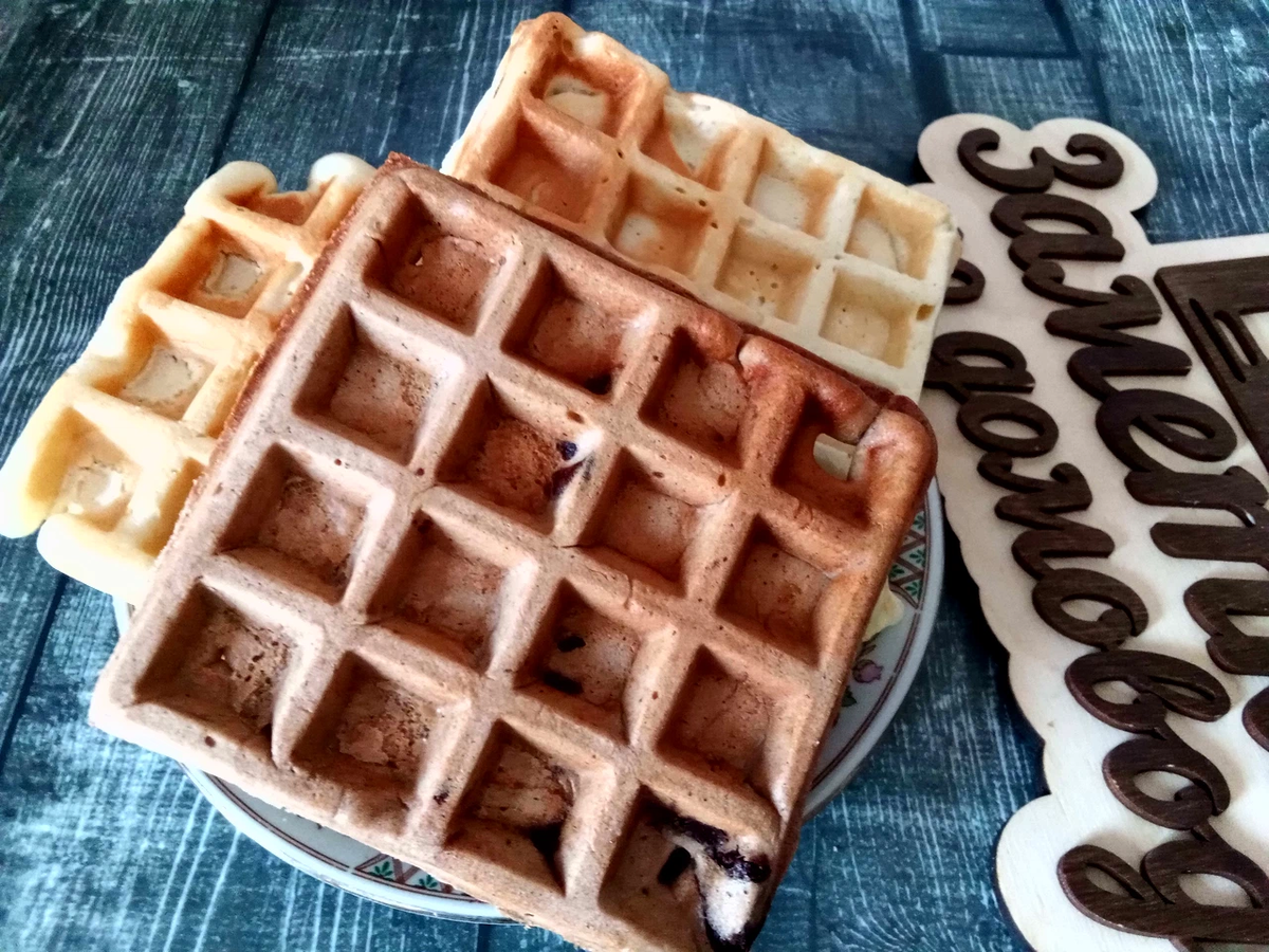 Домашние вафли с кусочками шоколада. Фото от автора