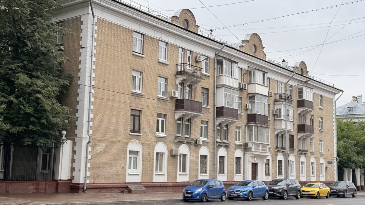 Так как строить нужно было быстро, декор ручной работы заменили на сборный железобетонный. Фото: Мир Квартир