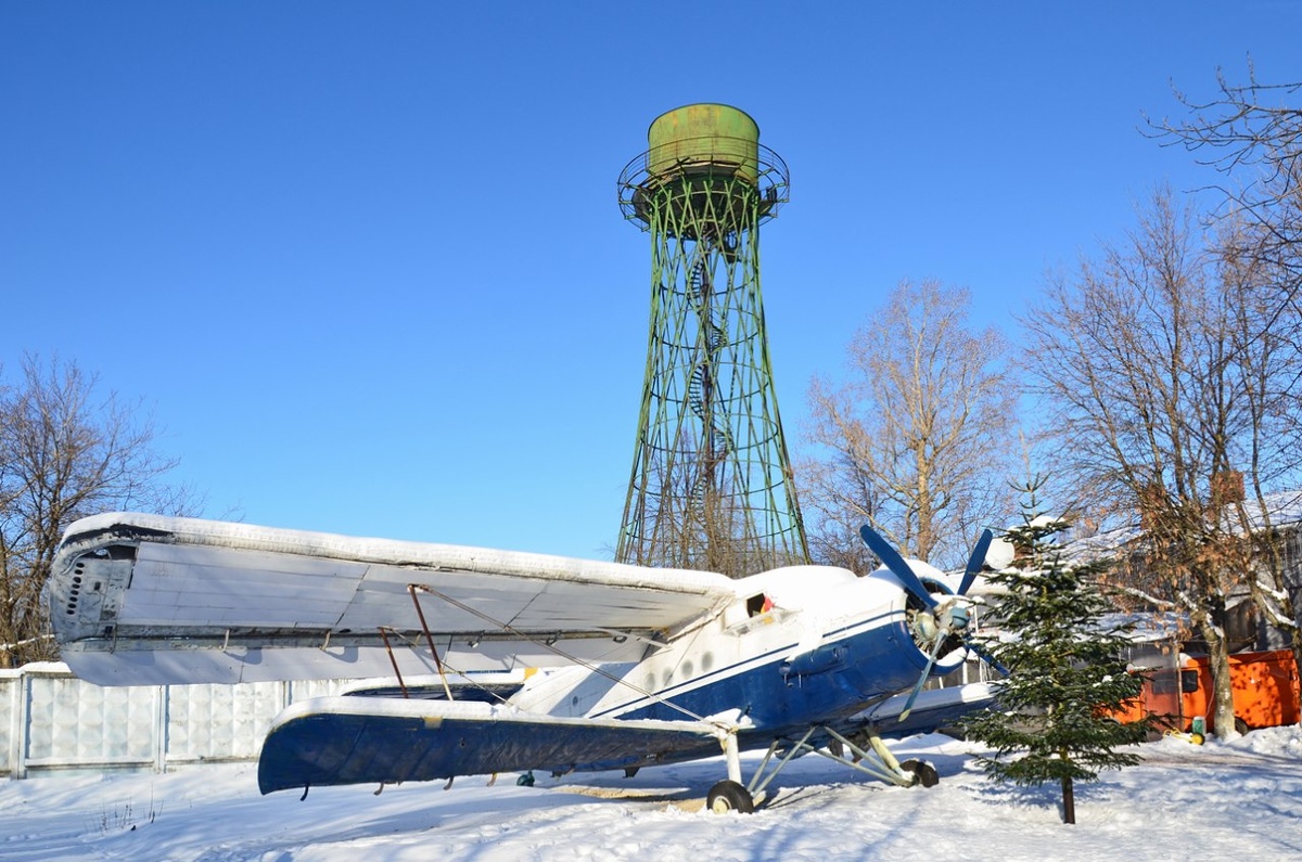 Местную башню Шухова отличают простота, надежность, легкость, дешевизна и функциональность. Рядом Ан-2. Фото: © Елена Коромыслова / Фотобанк Лори