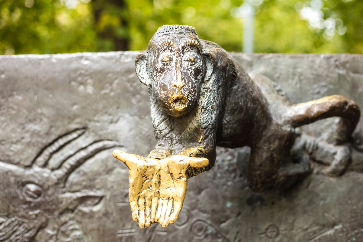 Памятник басне Ивана Крылова «Квартет» на Патриарших прудах. Фото: shutterstock.com