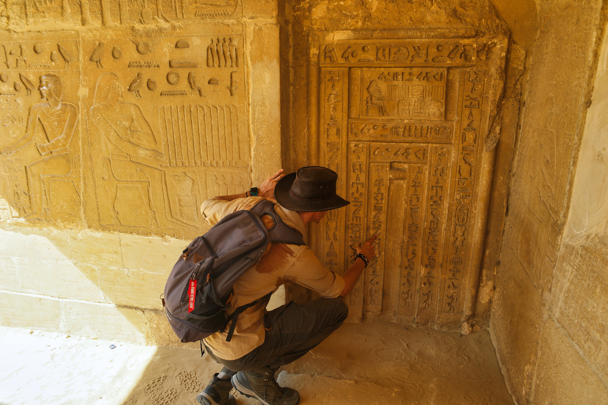 Автор изучает иероглифы. Саккара, Египет. Фото автора.