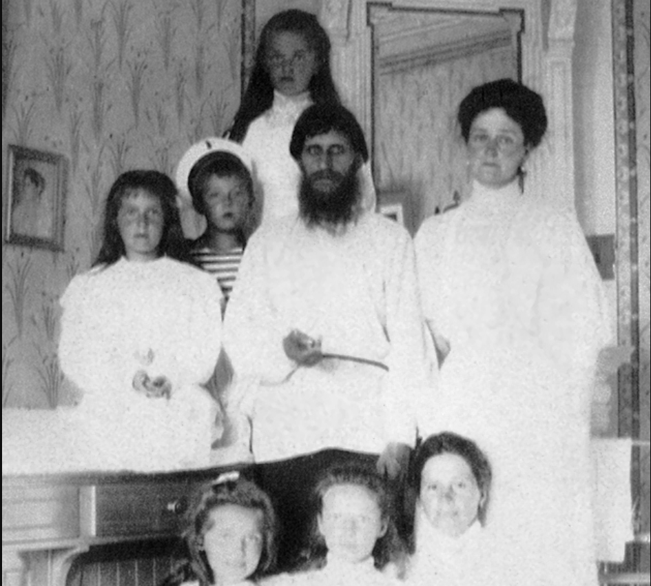 1908 год. Царское село. Распутин с императрицей, пятью детьми и гувернанткой