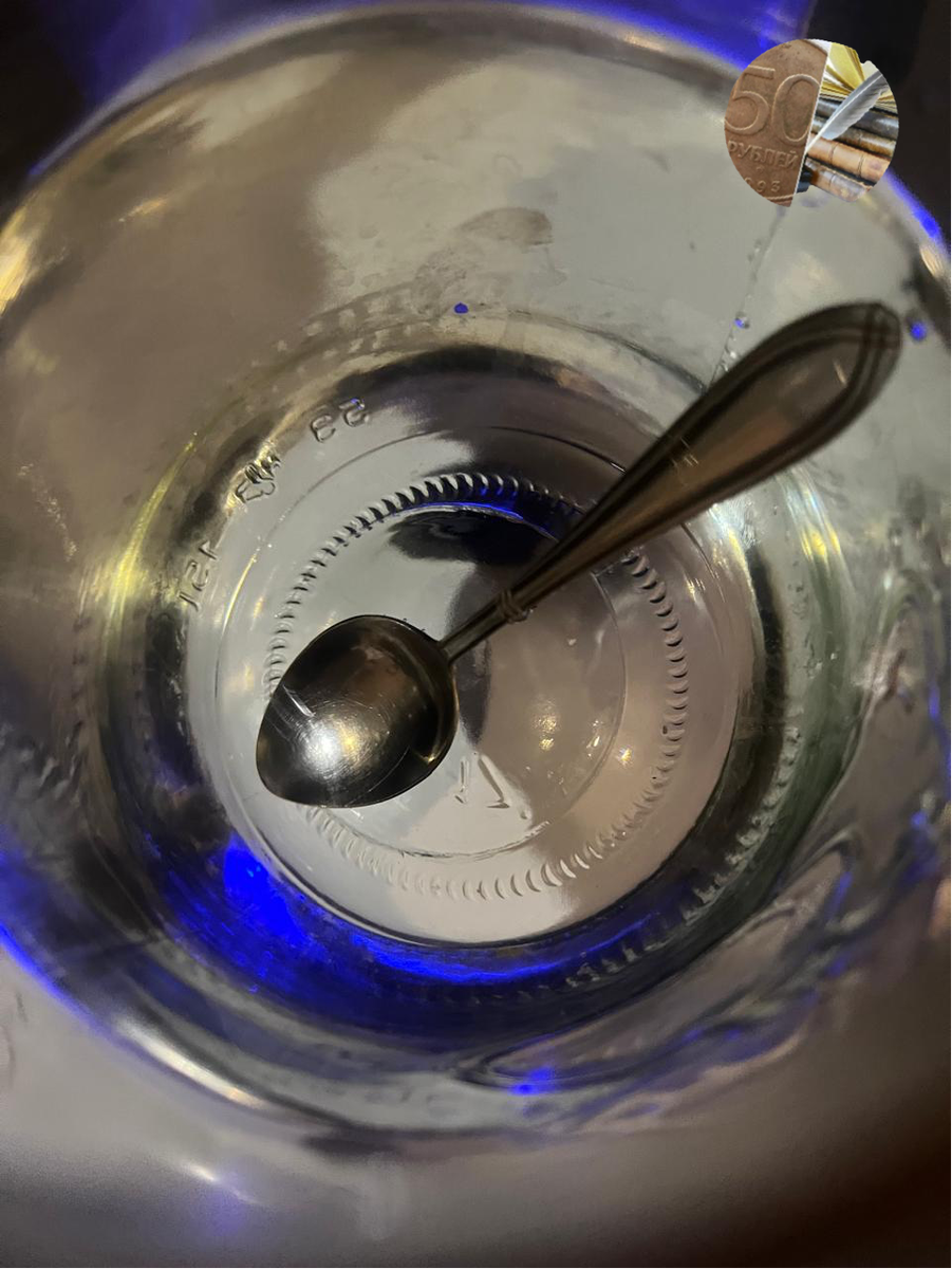 Серебряная ложка в банке с питьевой водой.