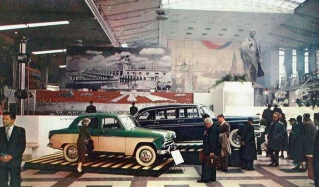 Выставка в Брюсселе 1958 год фото: советские автомобили на стенде экспозиции СССР