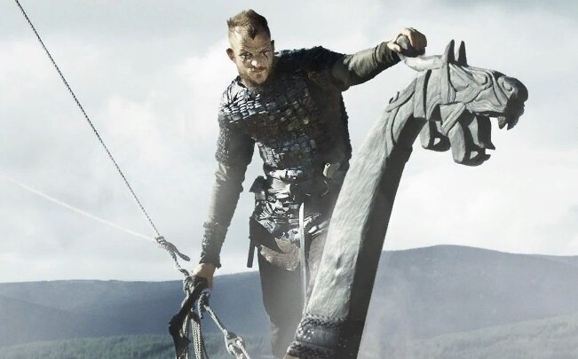 Флоки-корабел. Драккар - не *древняя лодка*, а плод тысячелетий совершенствования технологий кораблестроения. Кадр из сериала *Викинги*. (Майкл Хёрст)