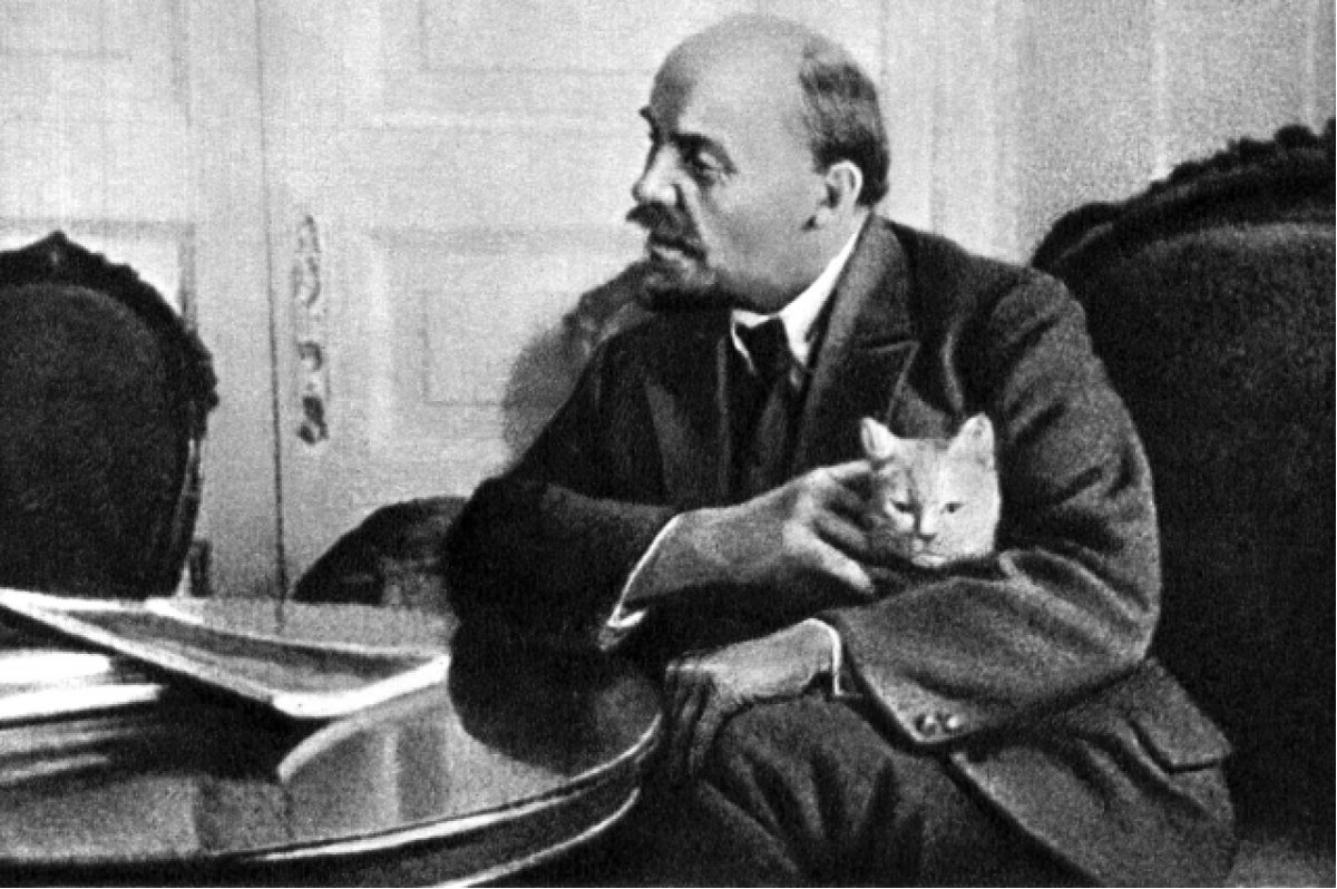 Дьявол с кошкой. Запах серы.