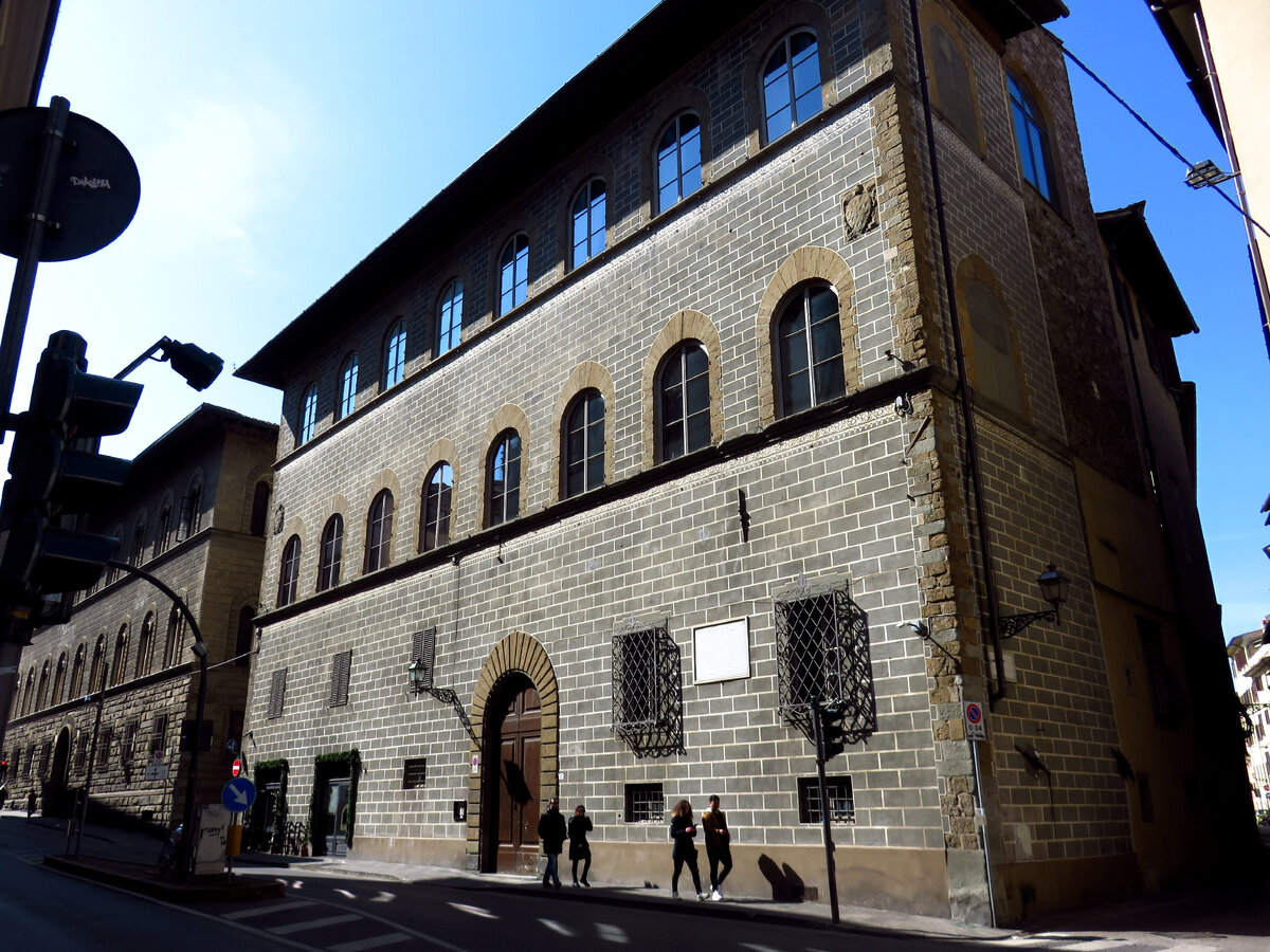 Фамильный дворец семьи Барди. Проект молодого архитектора Филиппо Брунеллески. Дворец считается одним из самых первых примеров дворцов эпохи Возрождения. Датированный примерно 1430 годом, он был спроектирован на 15 лет раньше дворца Медичи и на 20 лет раньше дворца Питти. (все фото автора)