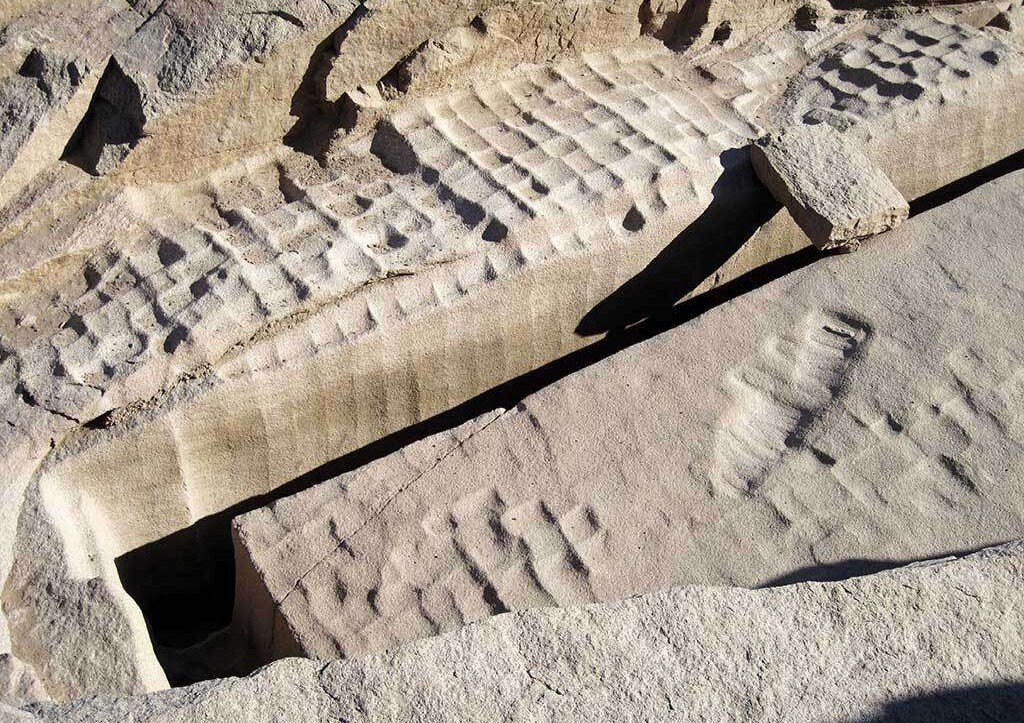 Следы пластического состояния гранита. Асуанские каменоломни. Асуан, Египет. Фото из открытых источников.