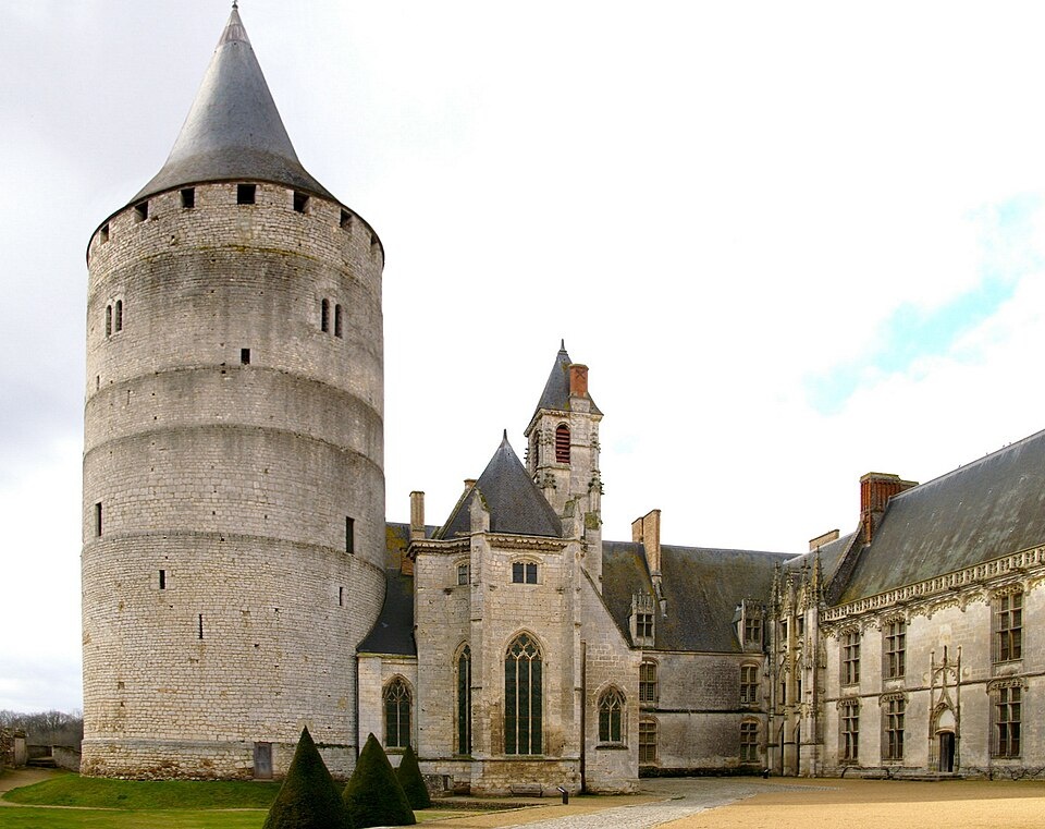 Замок Шатодён. Авторство: David Merrett, edited by Sir Gawain. This file is licensed under the Creative Commons Attribution 2.0 Generic license. https://commons.wikimedia.org/wiki/File:Chateau_de_Chateaudun_04.jpg